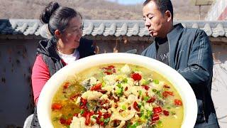 军宝花30买了条草鱼，改艳回家做成家常酸菜鱼，汤鲜味美非常下饭【陕北一家人】